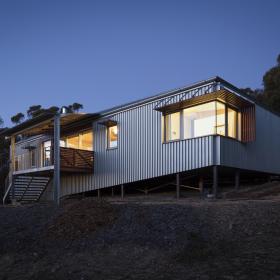 House with LONGLINE 305 steel walling manufactured from ZINCALUME steel