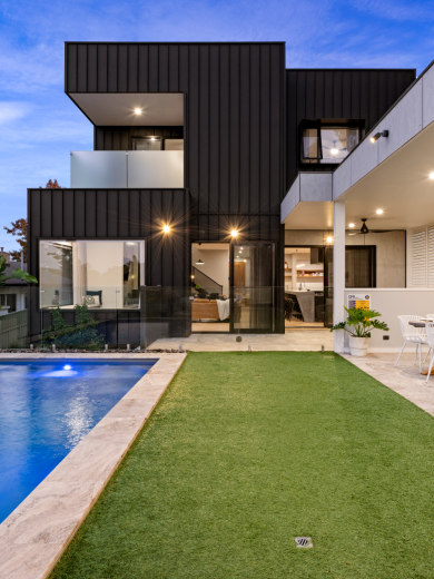 Modern home in Albury which uses Lysaght® product ENSEAM® from the ZENITH Cladding range in Monument®.