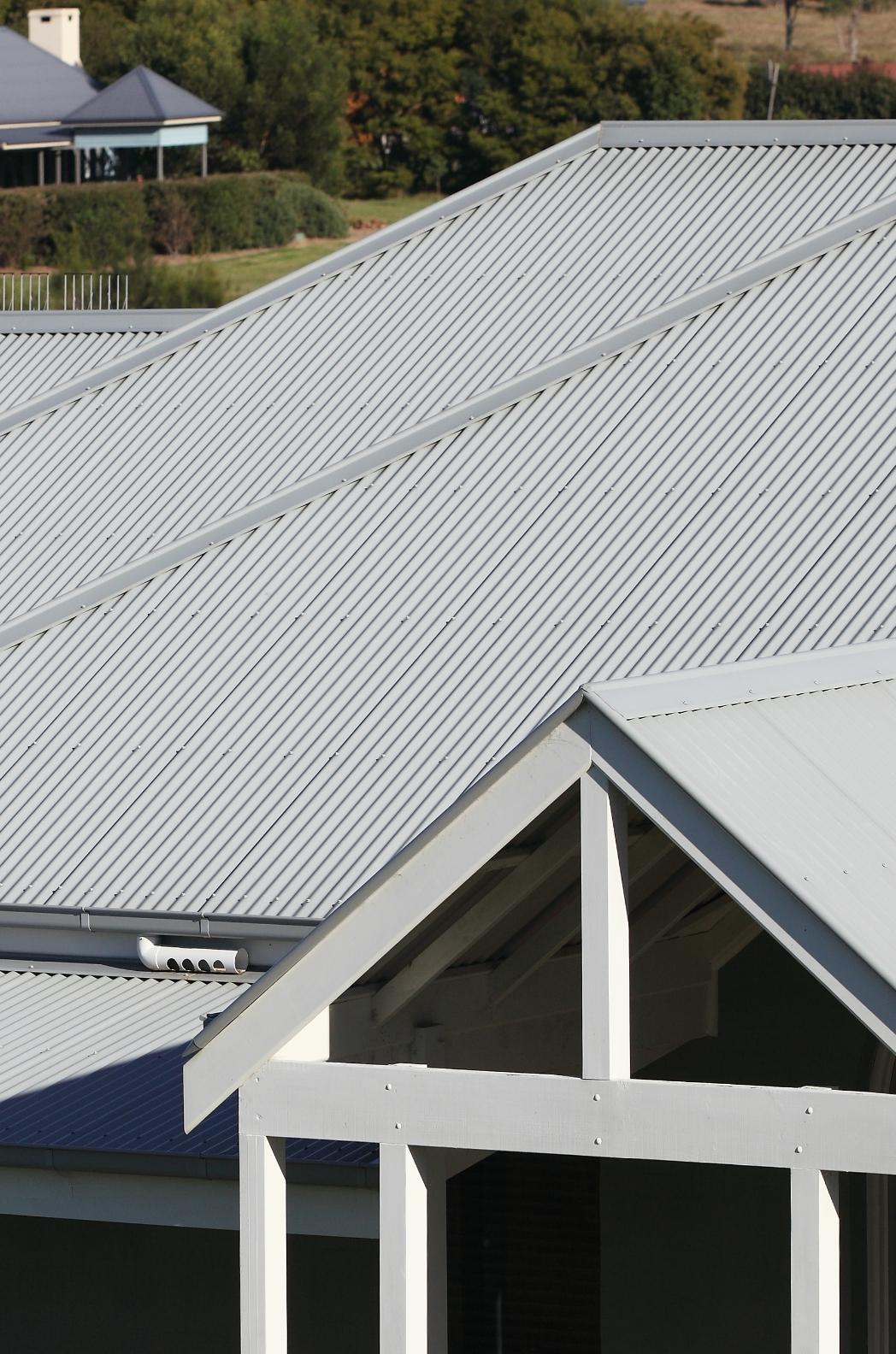 House with CUSTOM ORB steel roofing manufactured from COLORBOND steel in colour Shale Grey