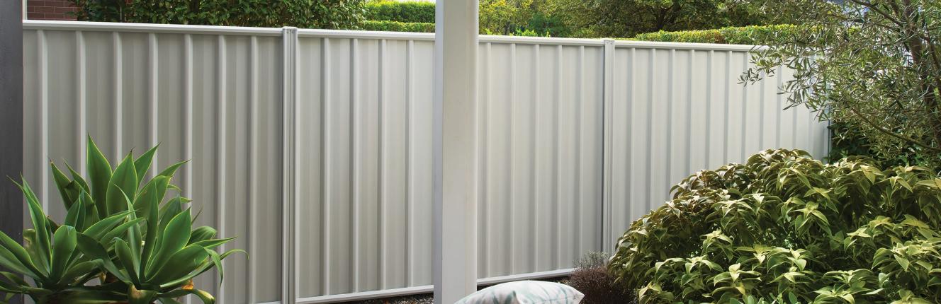 NEETASCREEN fencing made from COLORBOND steel in colour Surfmist